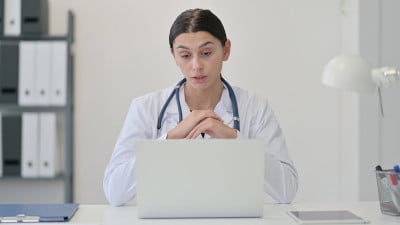 女医生在笔记本电脑上视频聊天