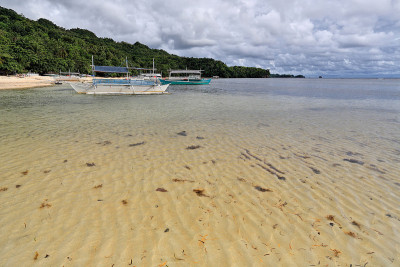 巴郎盖或邦加船搁浅在海滩上。蓬Ballo-Sipalay-Philippines。0323