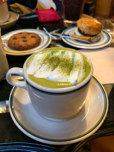 拿铁抹茶和饼干