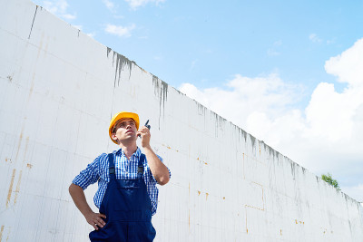 英俊的建筑工人用对讲机