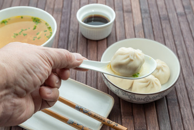 竹席上放着东方美食