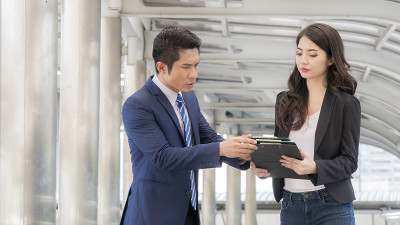 商人和妇女团队在户外交谈并带着文件出席。亚洲商务工作与会议。老板经理和秘书在商谈合同事宜。职业装工人