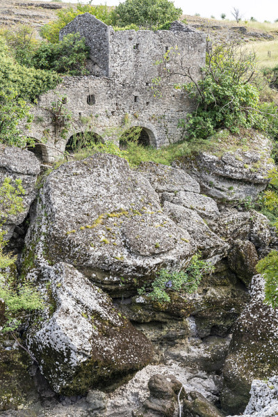 东欧黑山乡村的废弃建筑。