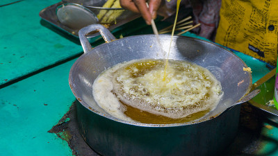 一种叫“Telur Gulung”的印尼食物，是用鸡蛋做的。街边小吃摊上的印尼滚蛋