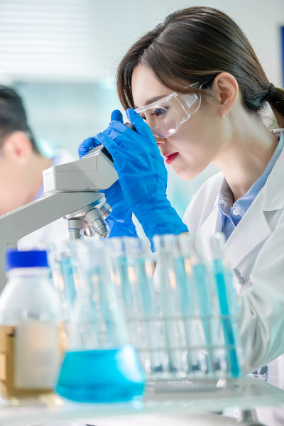 亚洲科学家使用显微镜