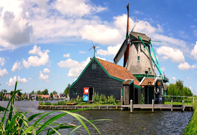 著名的Zaanse Schans磨坊在zaanam河边。著名的荷兰景点，风车。