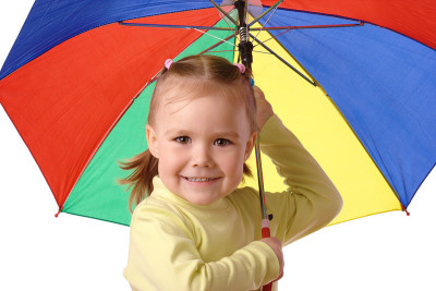 可爱的孩子拿着五颜六色的雨伞