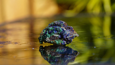 艺术组成地质蓝铜矿和孔雀石矿物，水中倒影