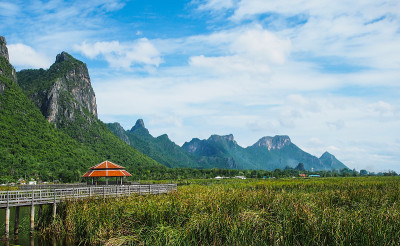 美丽的山与蓝天，Khao Sam Roi约，Prachuap Khiri汗，泰国。