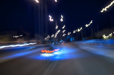 长时间曝光的路灯夜景照片。