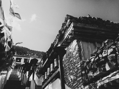 有经幡和经轮的佛教寺院建筑