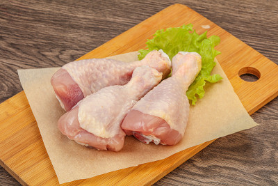 烹饪用的生鸡腿