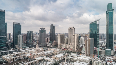 降雪后的上海城市景观和摩天大楼鸟瞰图