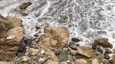 水到达海滩上的岩石