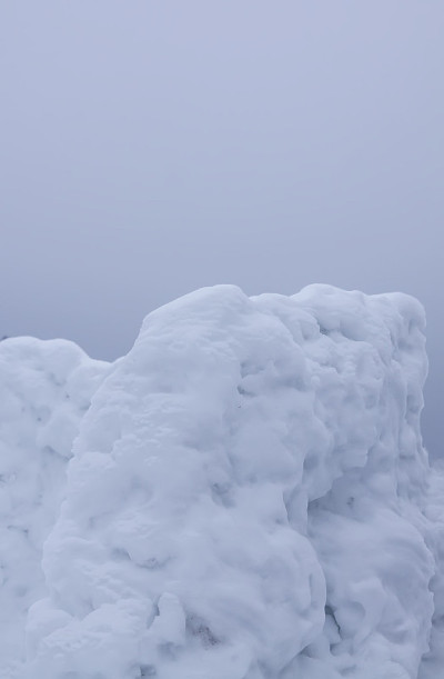 乡间田野上的雪墙