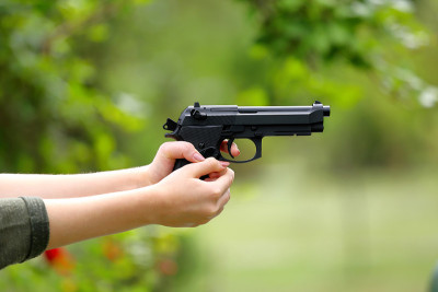 小女孩在户外练习射击