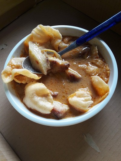 照片中的“龙洞sayur”食物在一个白色的碗