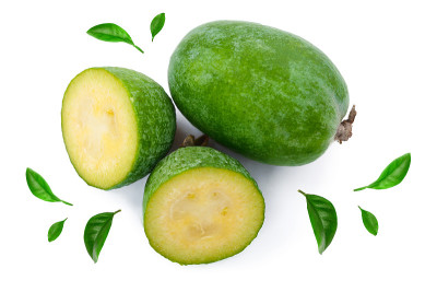 热带水果feijoa Acca sellowiana孤立在白色背景。前视图。平躺模式