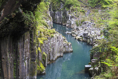 日本九州的高知湖峡谷