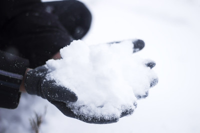 雪中男子双手戴着手套，选择性聚焦