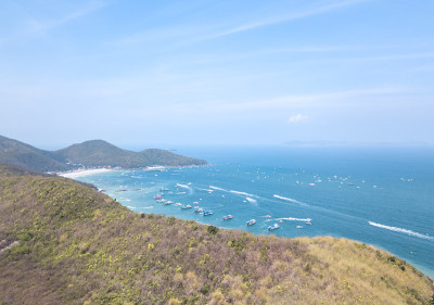 鸟瞰旅游旺季的山脉和海湾
