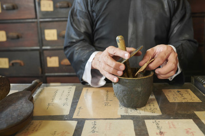 药剂师正在磨香菇