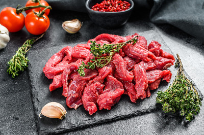 生牛肉，俄式牛肉。黑色背景。俯视图
