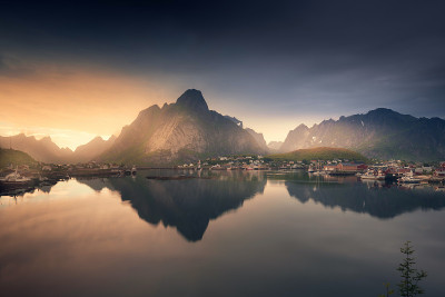 挪威罗浮敦群岛夏天的午夜太阳
