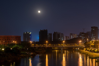 夜晚河流流经的城市