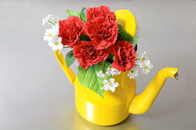 茶壶和康乃馨(人造花)