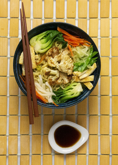 拉面汤素菜炒花椰菜什锦