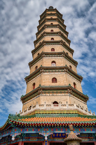 中国承德避暑山庄徐福寿寺琉璃八角塔