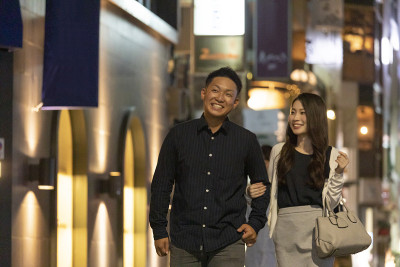 青年男女晚上在市中心愉快地散步