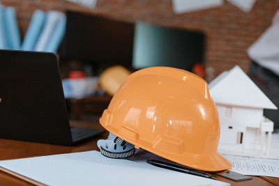 现场施工时将安全帽放在桌子上。建筑、工程、商业和民用概念。