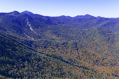 在攀登哥特山的高山景观，阿迪朗达克，纽约