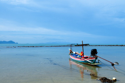 泰国南部雨季宁静的海滩，苏梅岛远为背景。Khanom, Nakhon Si Thammarat