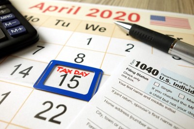 月历显示日期2020年4月15日，以1040表格笔和计算器标记为纳税日