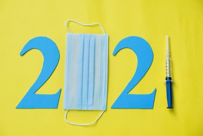 2021年新年使用口罩和疫苗的概念，应对冠状病毒大流行形势。新年快乐，2021年独特的装饰当今世界的