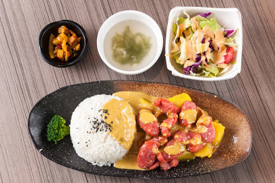 烤香肠配咖喱饭
