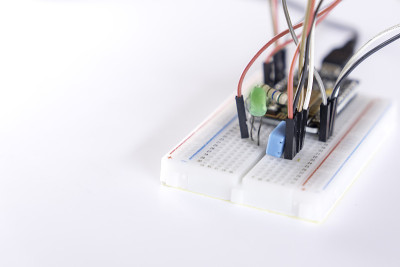 实验板上的电子设备、led、电阻和微控制器，以研究白底物联网项目。