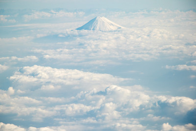 以日本富士山为背景的鸟瞰图