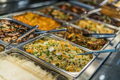 在购物中心美食广场出售的亚洲食品