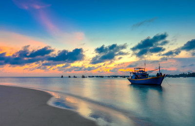 夕阳和海上的小船