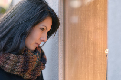 有魅力的女人往橱窗里看