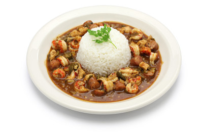 秋葵汤配小龙虾、鸡肉和香肠