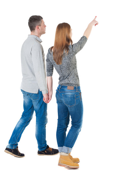 后视图散步的年轻夫妇