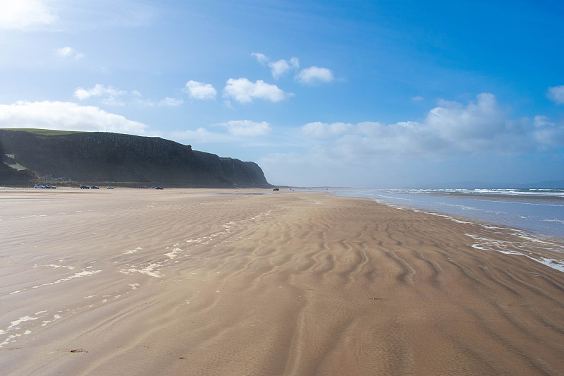 Mussenden Temple和Benone Beach在卡斯尔洛克，大西洋海岸在北爱尔兰