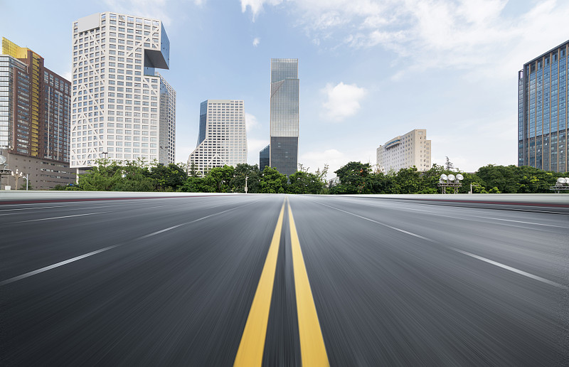 空旷的公路与城市景观和天际线的成都，中国。