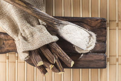 甘草粉和甘草根上桌——光甘草。