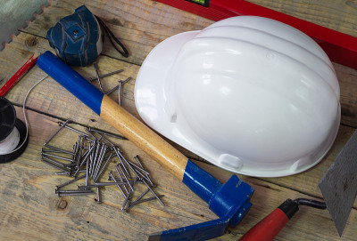 建筑工人在木制背景上的工具